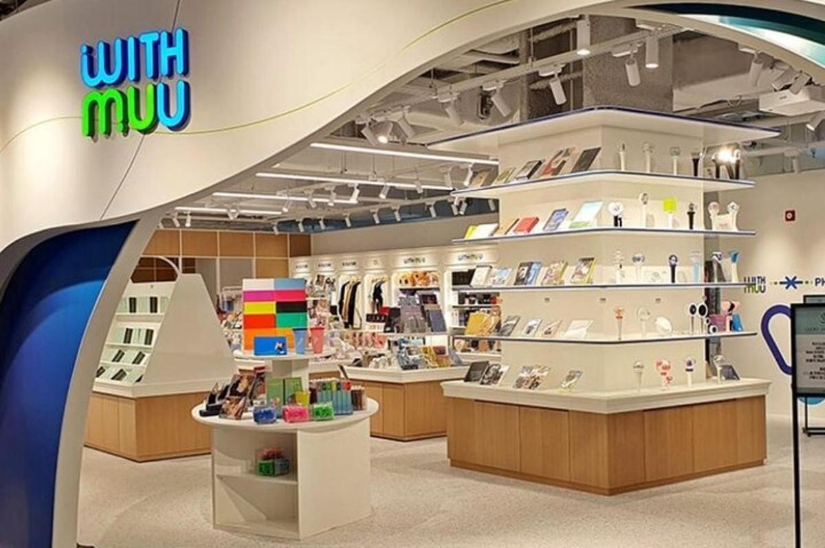 una tienda con mis zapatos en exhibición