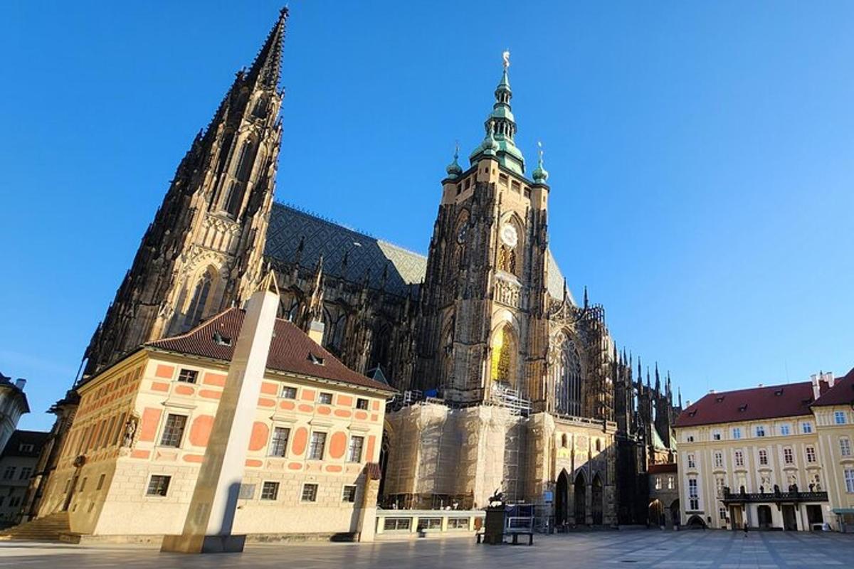 sebuah katedral besar dengan menara jam di atasnya