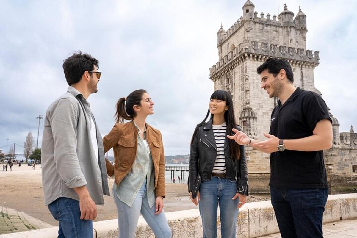 grupp inimesi seisab torni ees
