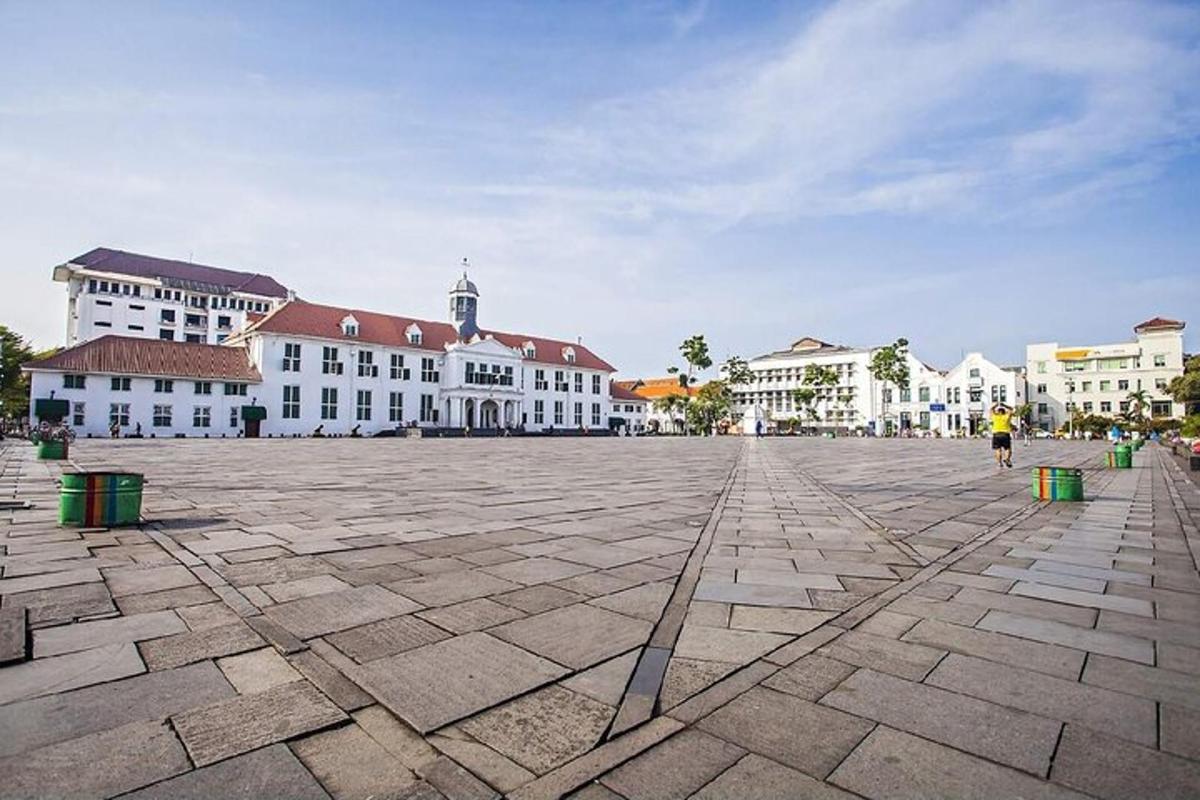 stórt torg í bæ með hvítum byggingum