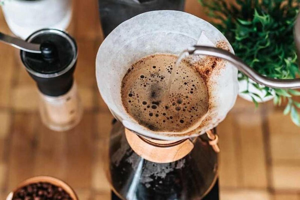 uma xícara de café no liquidificador sobre uma mesa
