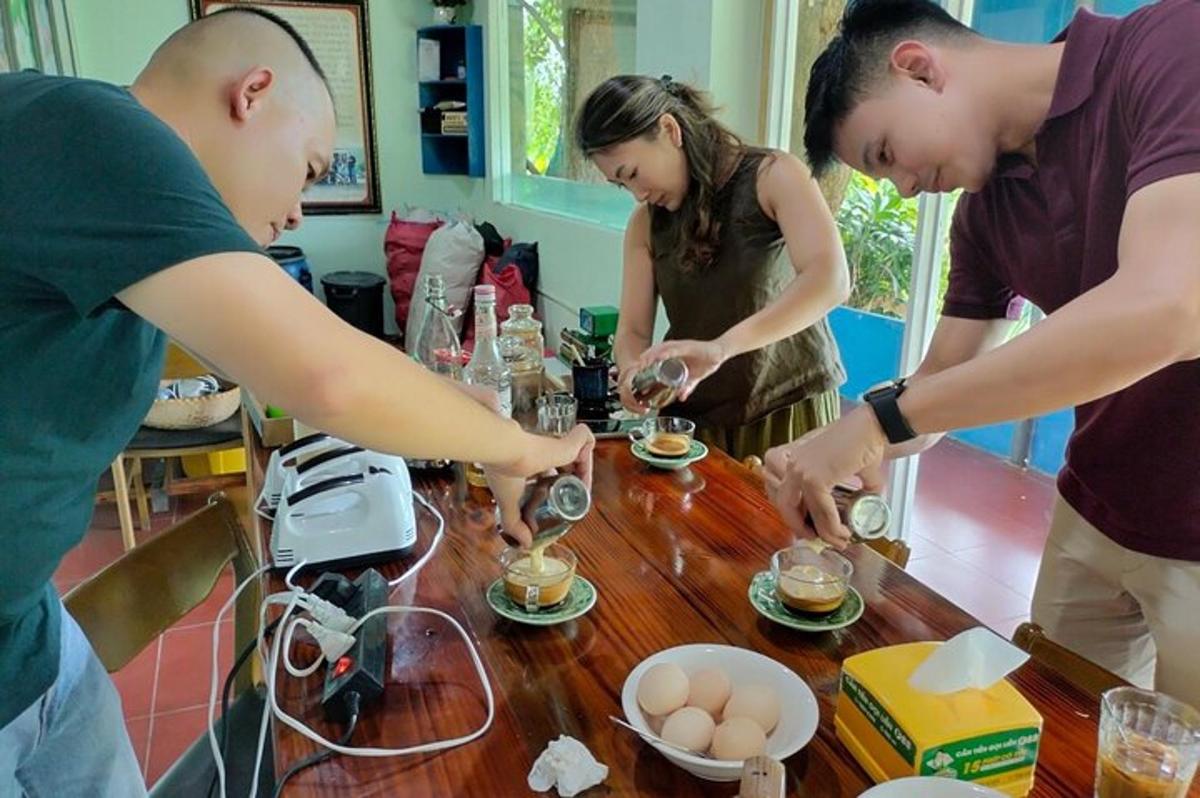 um grupo de pessoas em pé ao redor de uma mesa preparando comida
