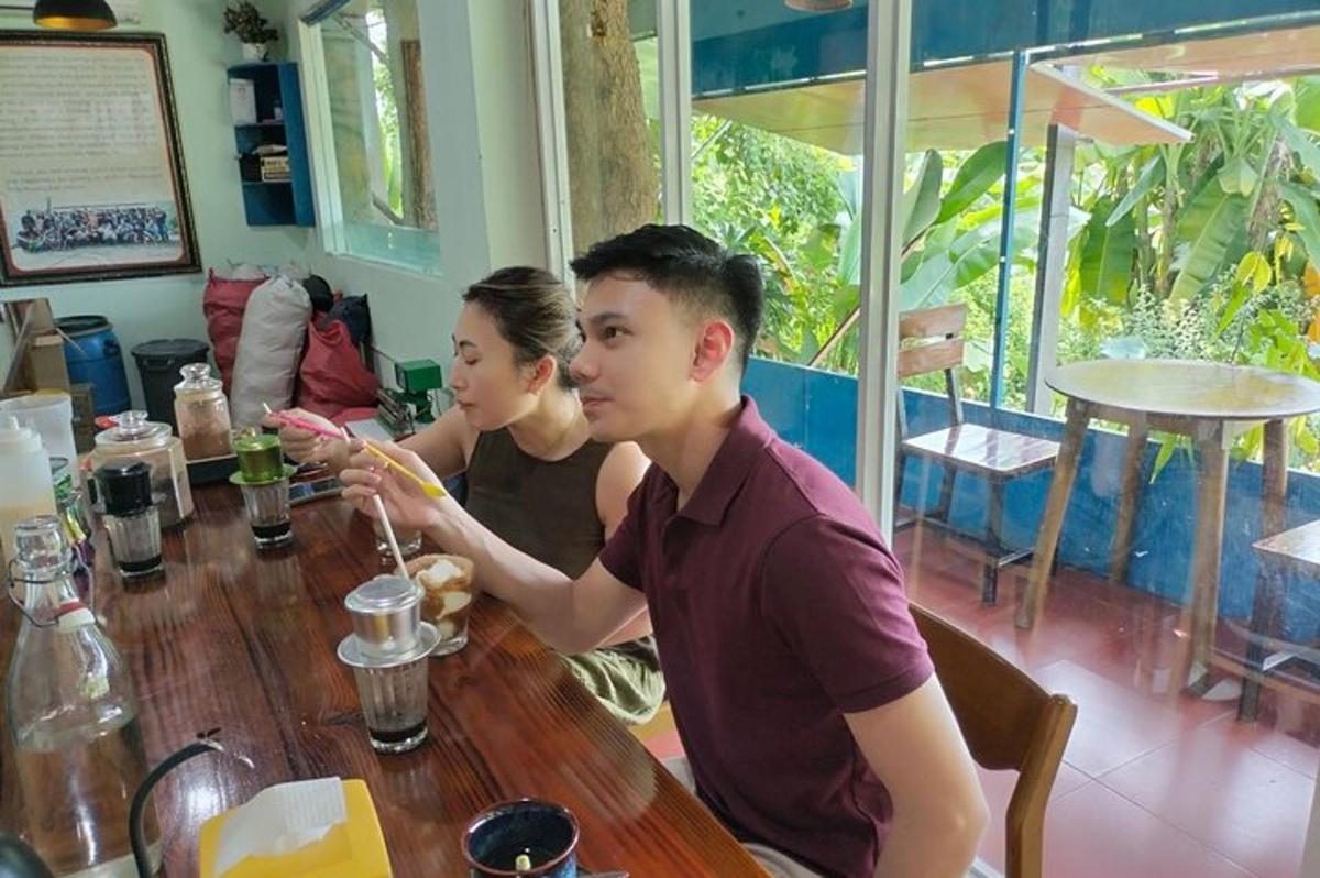 um homem e uma mulher sentados à mesa de um restaurante