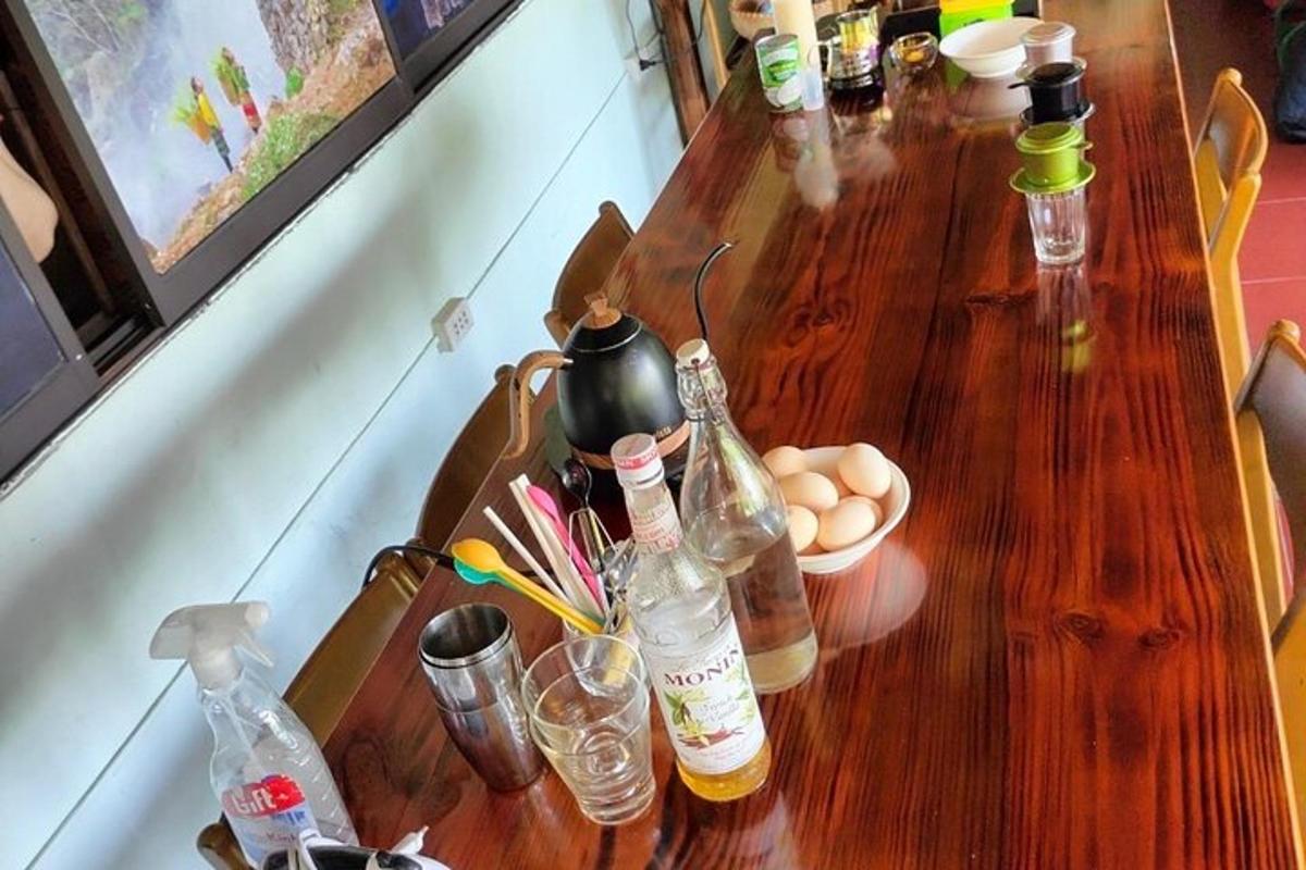 uma mesa de madeira com garrafas e copos sobre ela