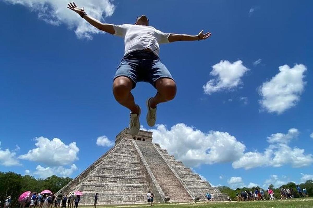 un uomo che salta in aria davanti a una piramide