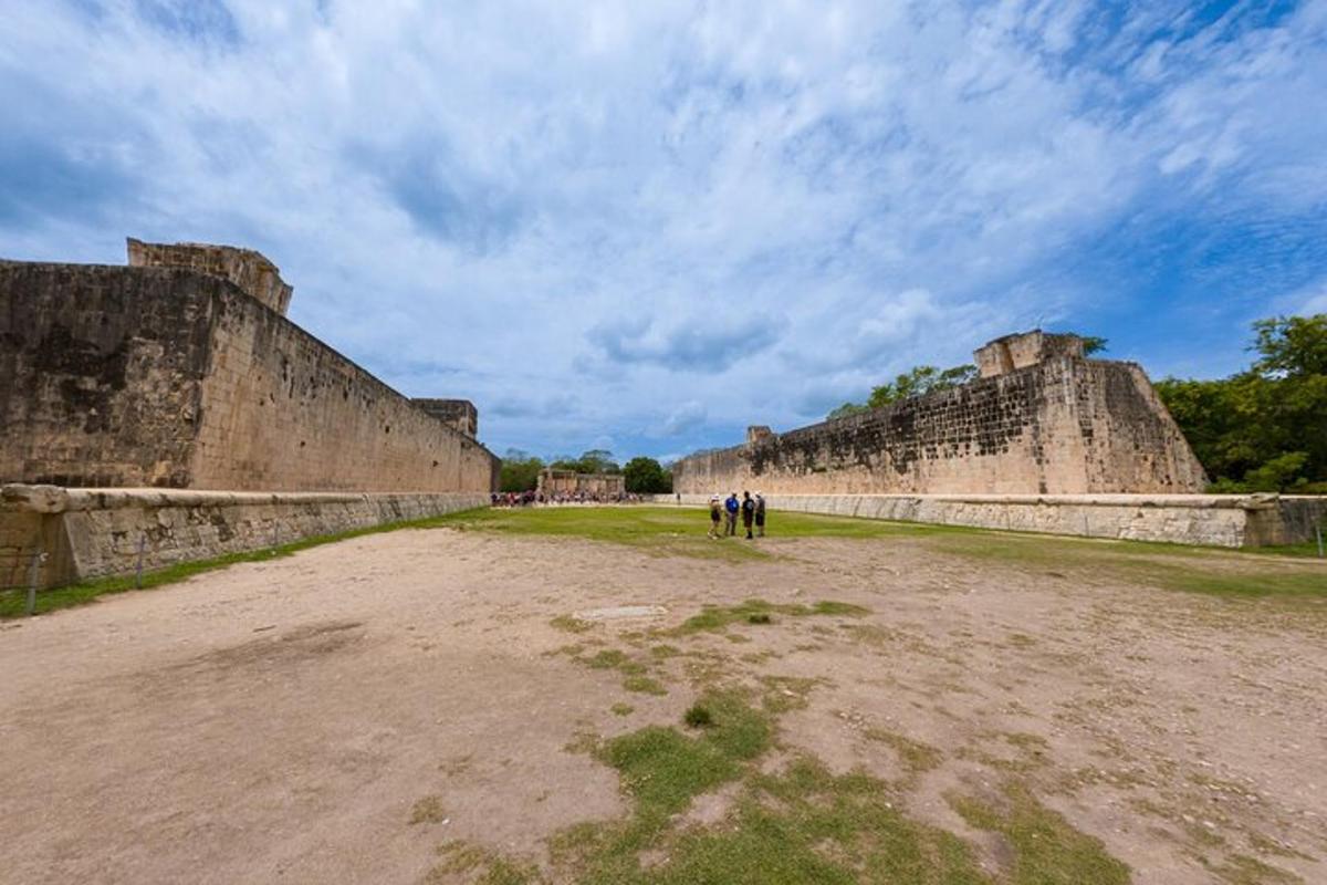 un gruppo di persone che camminano davanti a un muro