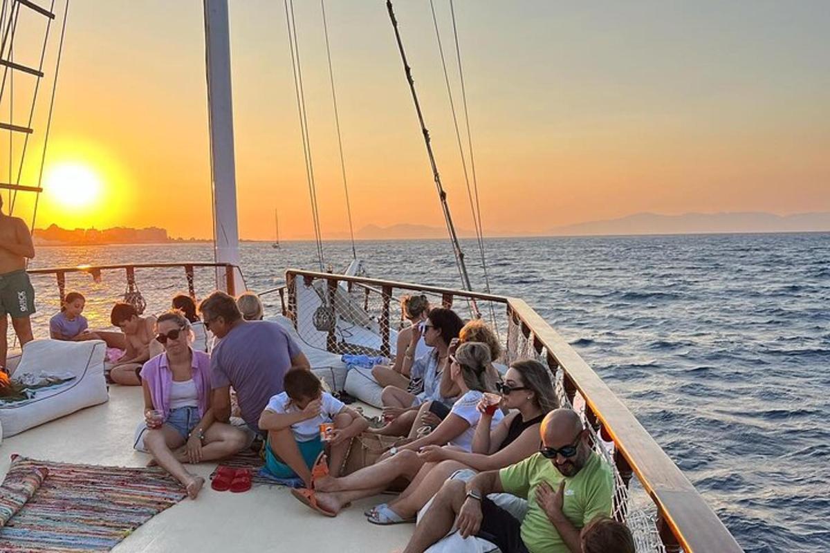 un grup de persones assegudes en un vaixell a l'oceà