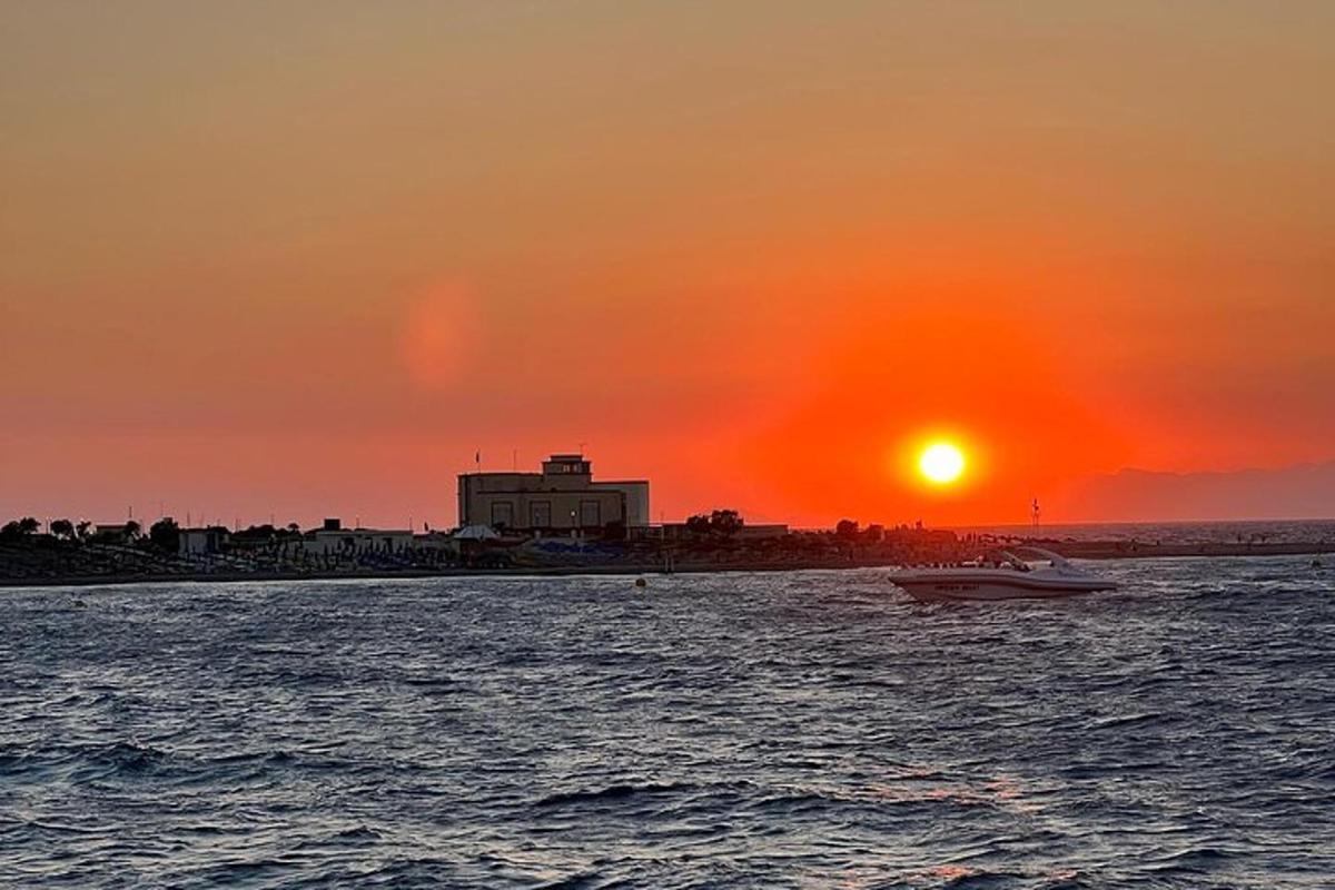 un vaixell a l'aigua amb una posta de sol