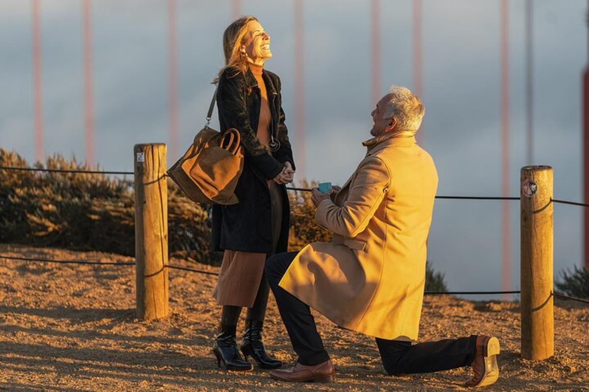 un uomo e una donna che camminano uno accanto all'altro