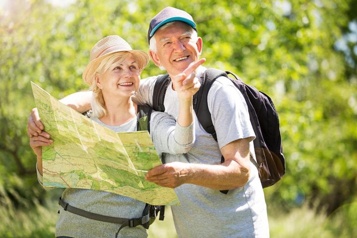 un uomo e una donna che guardano una mappa