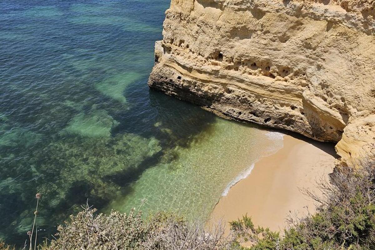 kilátás egy szikla melletti strandra