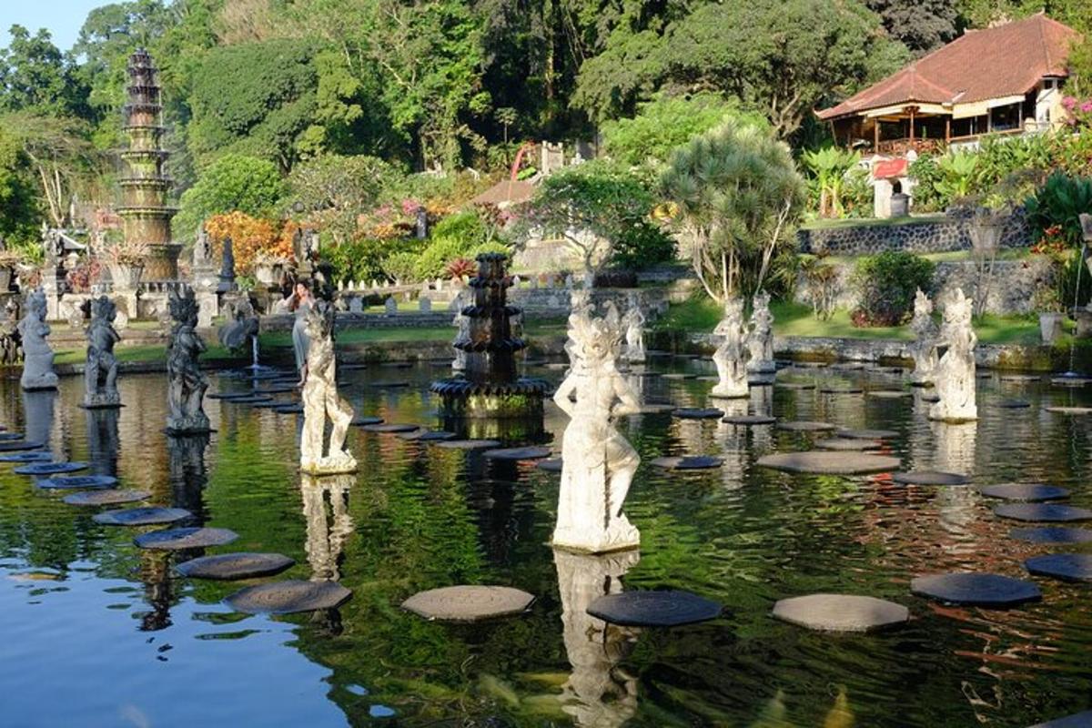 Un jardín con estatuas en medio de un estanque.