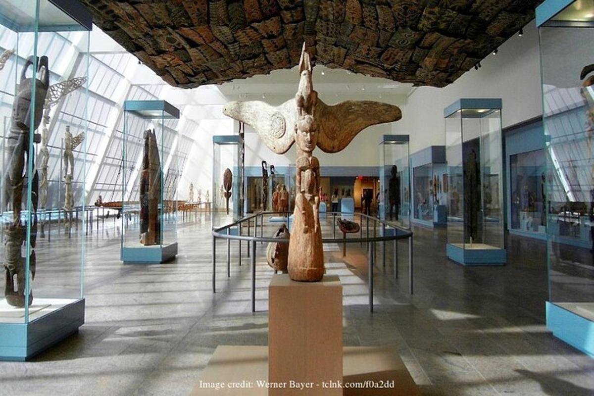 muzeum s vystavenou sochou ptáka