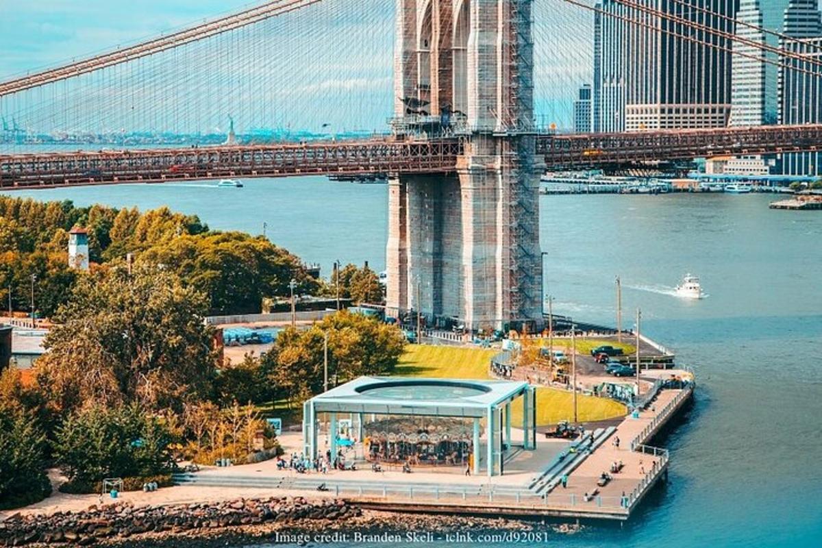 Brooklyn Köprüsü'nün otobüs durağıyla birlikte görünümü