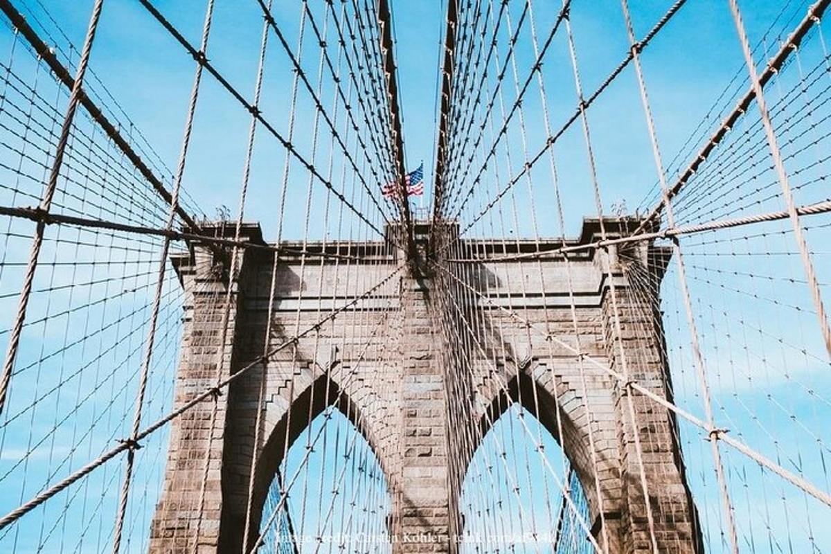 Una vista de un puente de Brooklyn desde abajo.