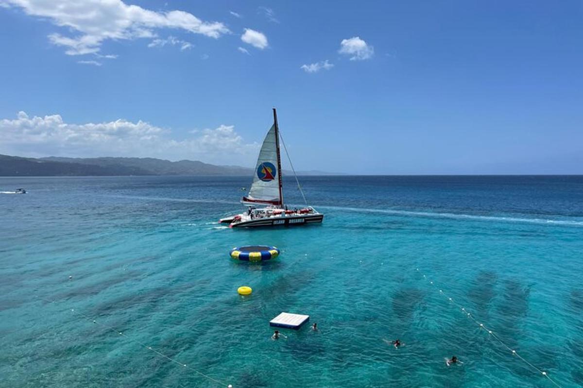 um barco à vela na água do oceano