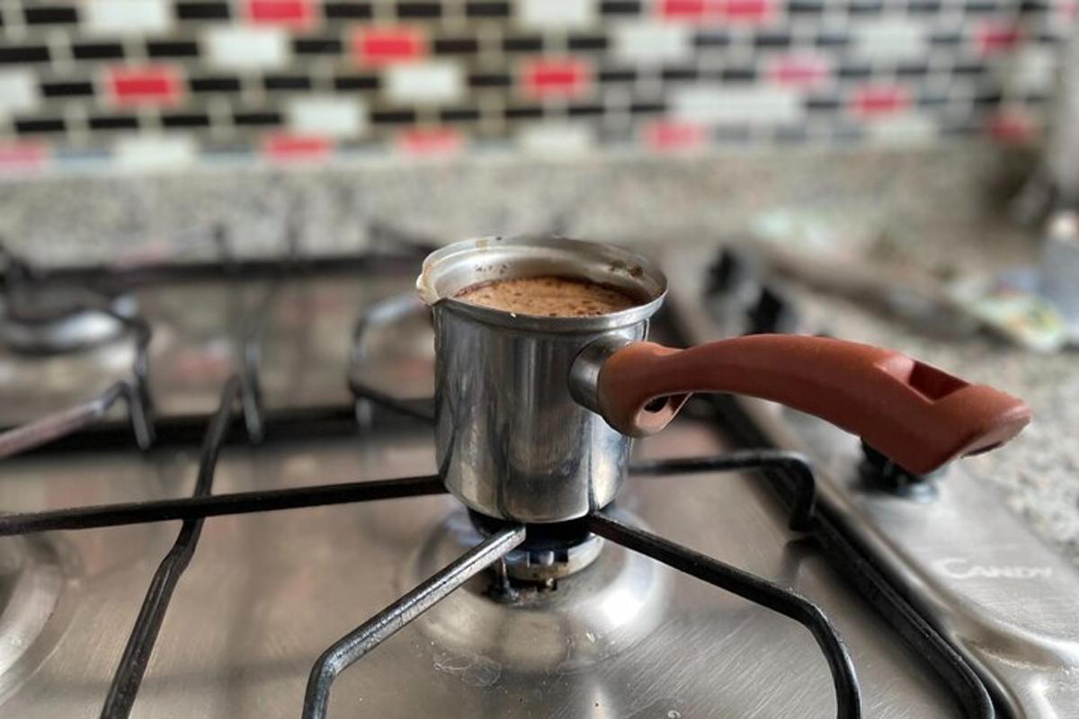 o ceașcă de cafea așezată pe aragaz
