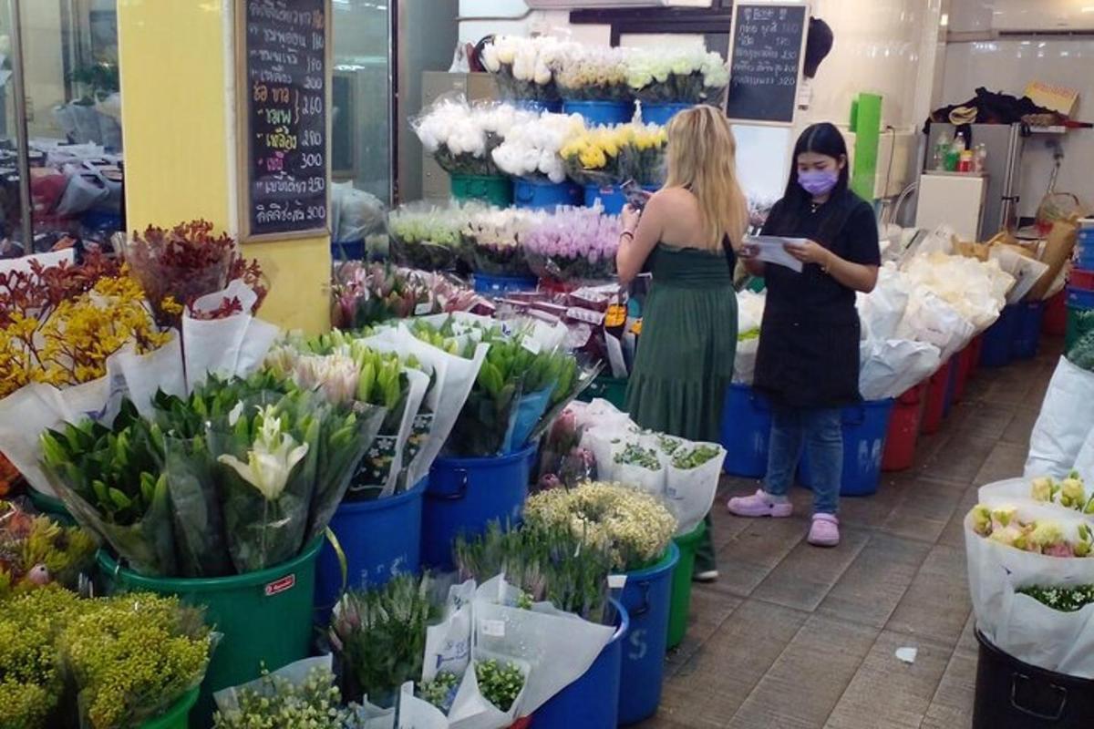 dua wanita memakai topeng muka di sebuah kedai bunga