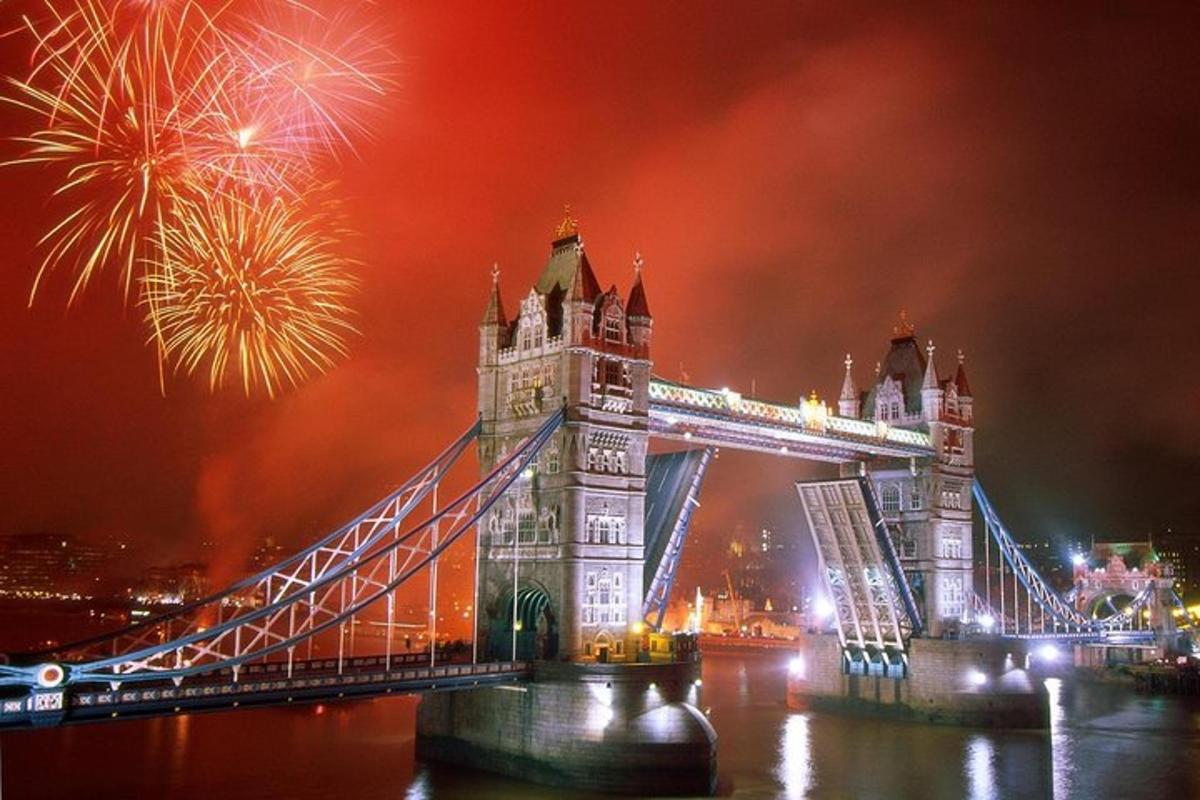 tűzijáték a londoni Tower Bridge felett