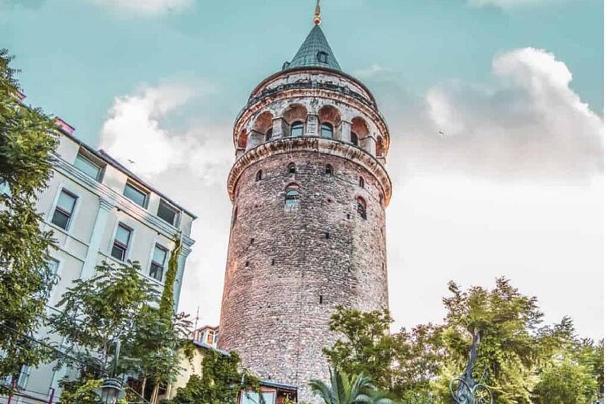 egy magas téglaépület, tetején toronnyal