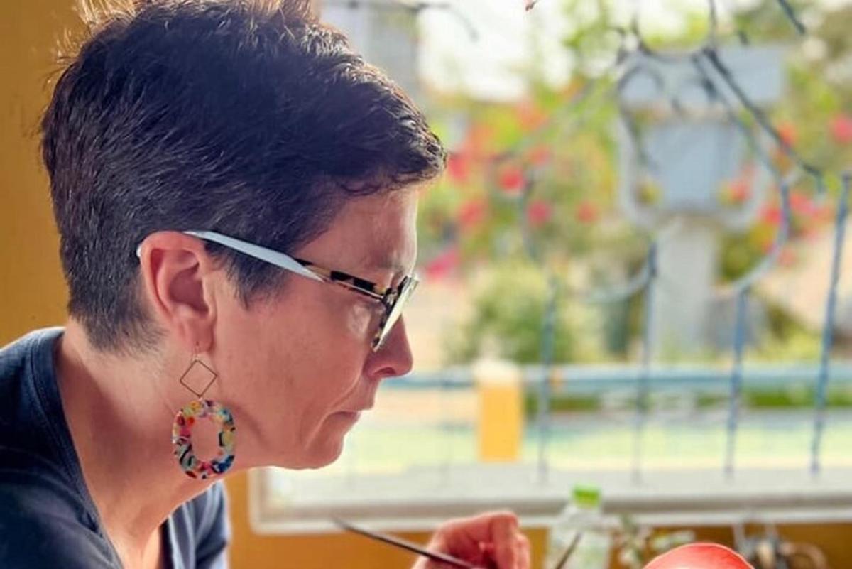 žena s brýlemi a náušnicemi, která se na něco dívá