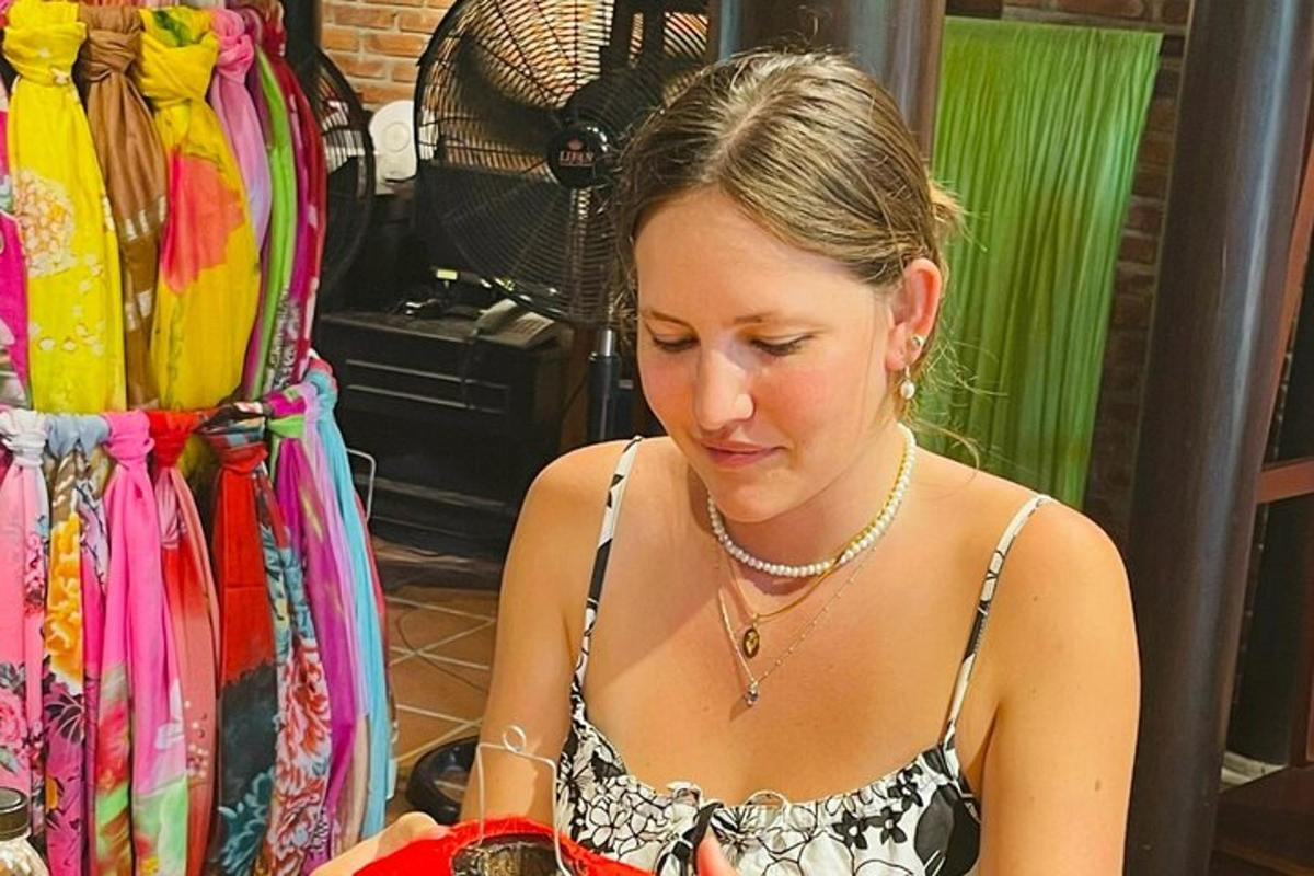 žena v šatech dívající se na svůj mobilní telefon