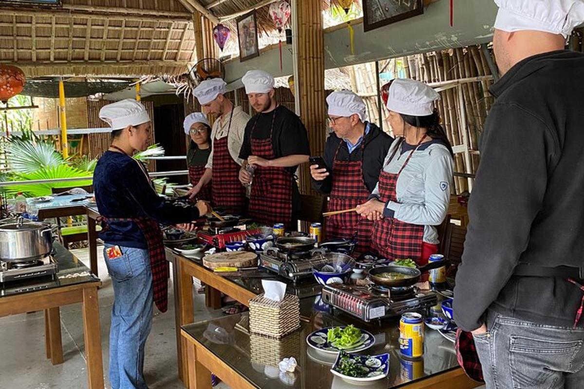sekumpulan orang di dapur menyediakan makanan