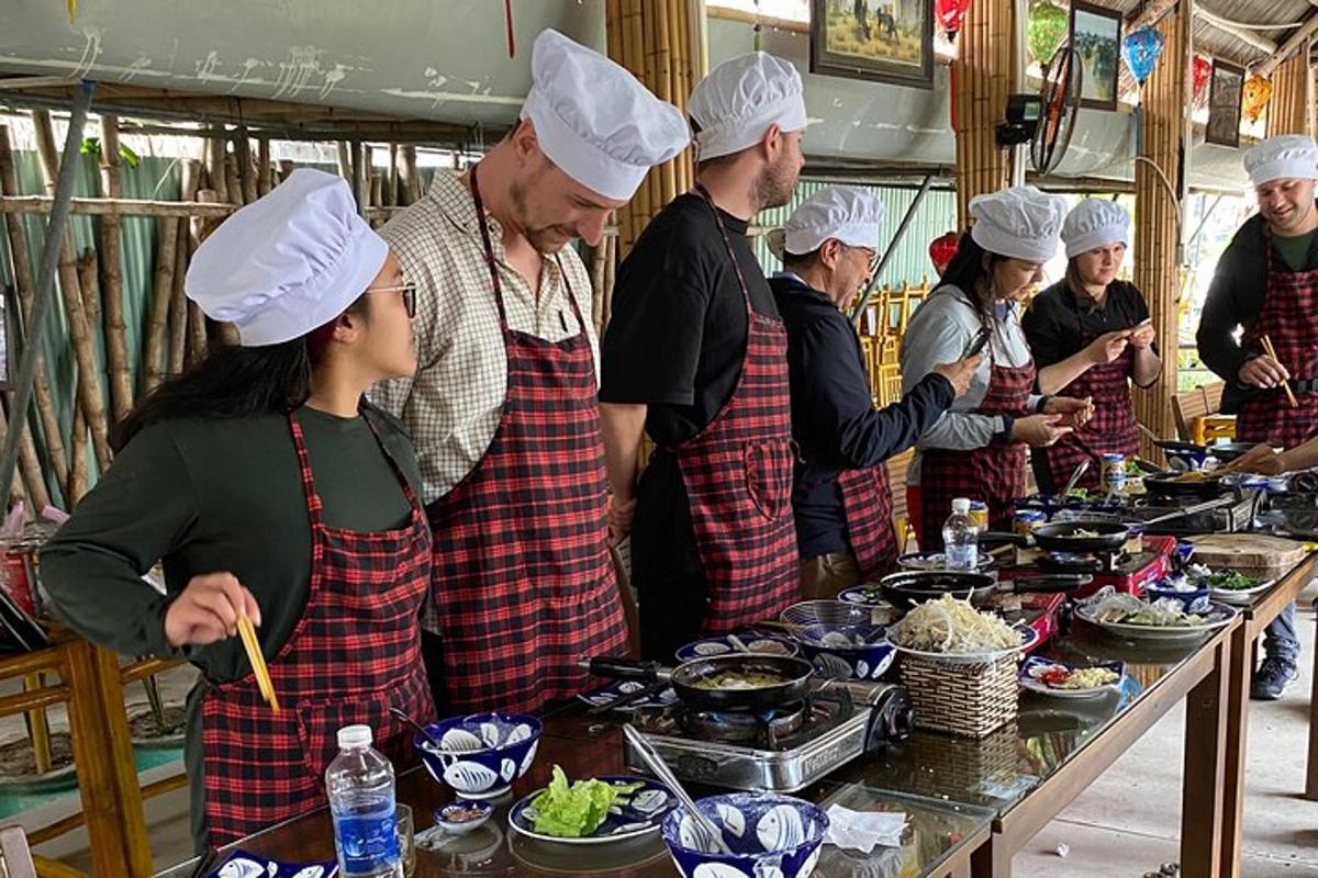 un gruppo di chef in piedi in una cucina che prepara il cibo