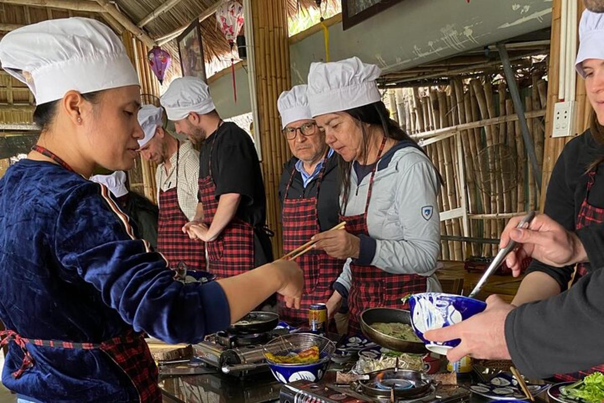 sekumpulan chef berdiri di dapur menyediakan makanan
