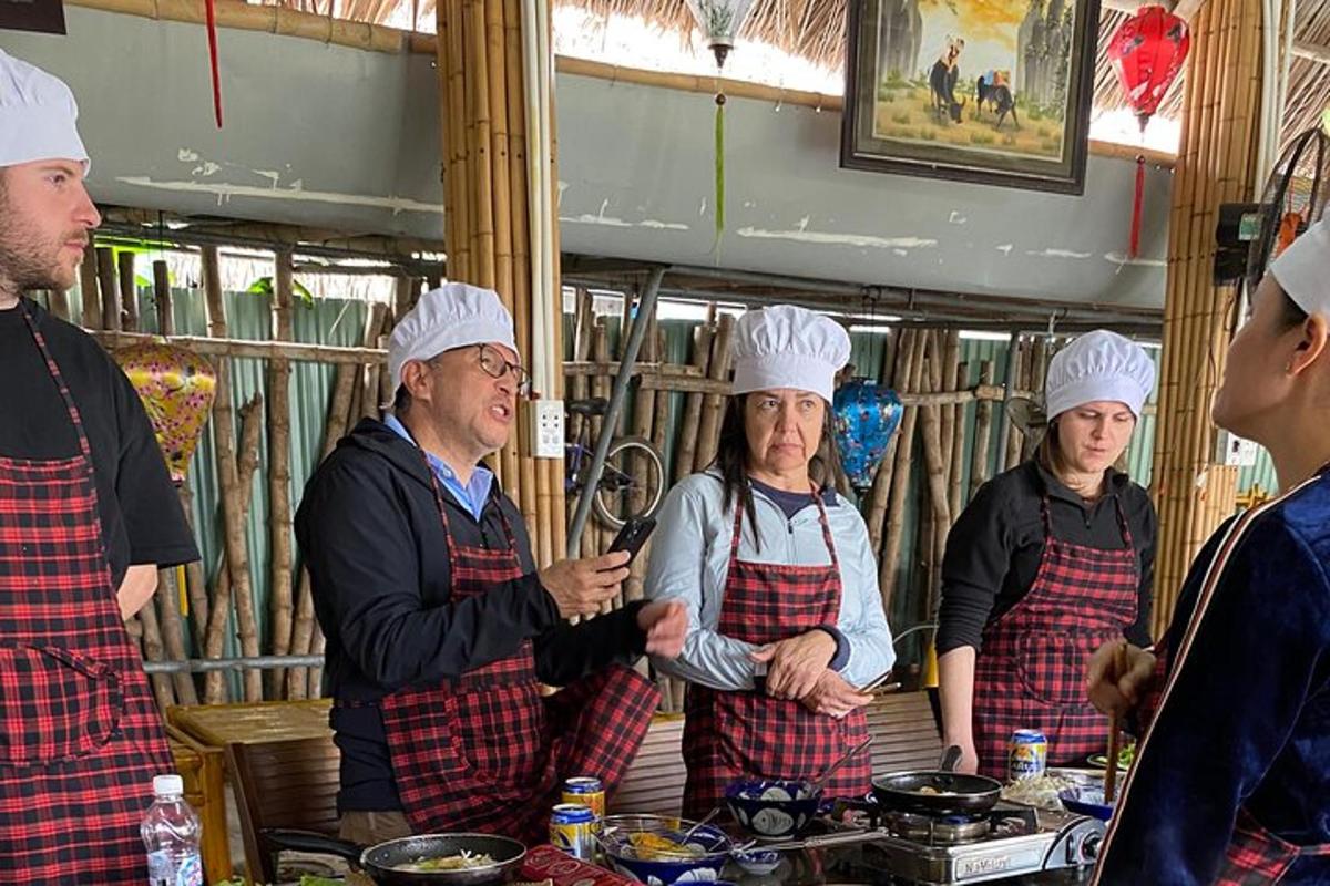 sekumpulan orang yang memakai topi chef berdiri di dapur