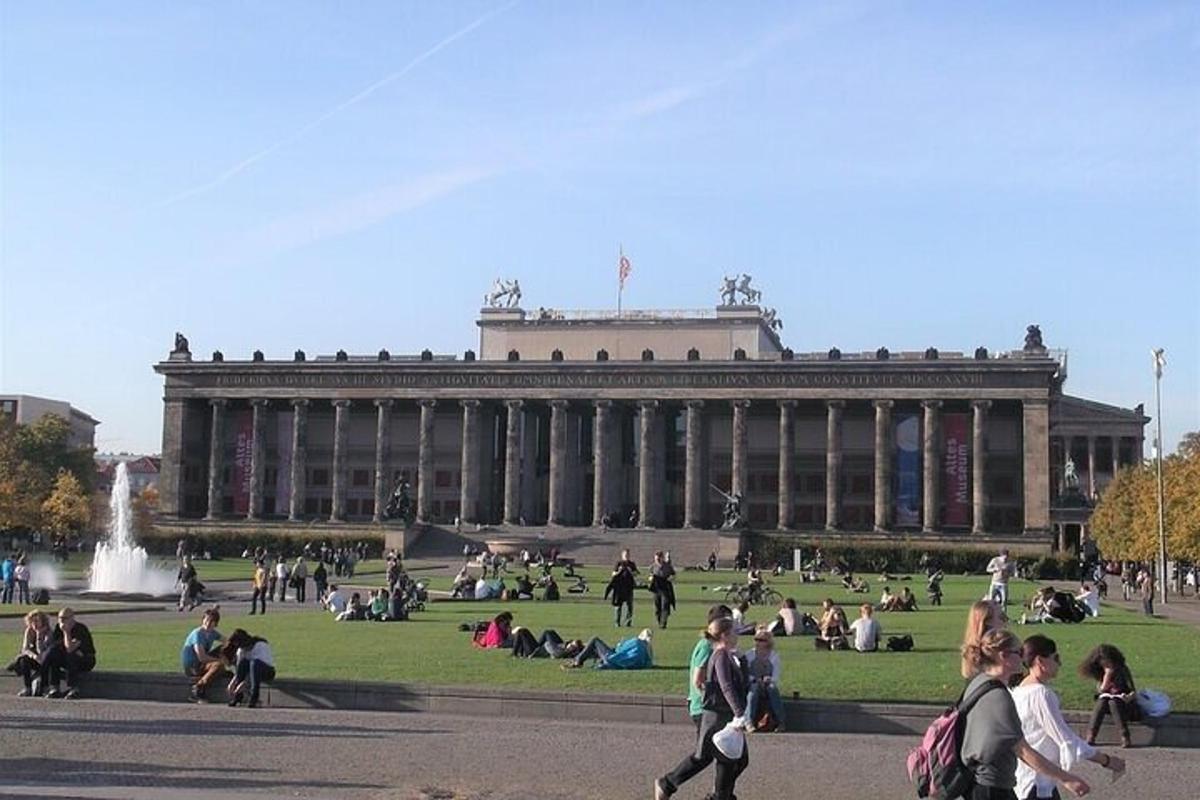 un grande edificio con persone che camminano davanti ad esso