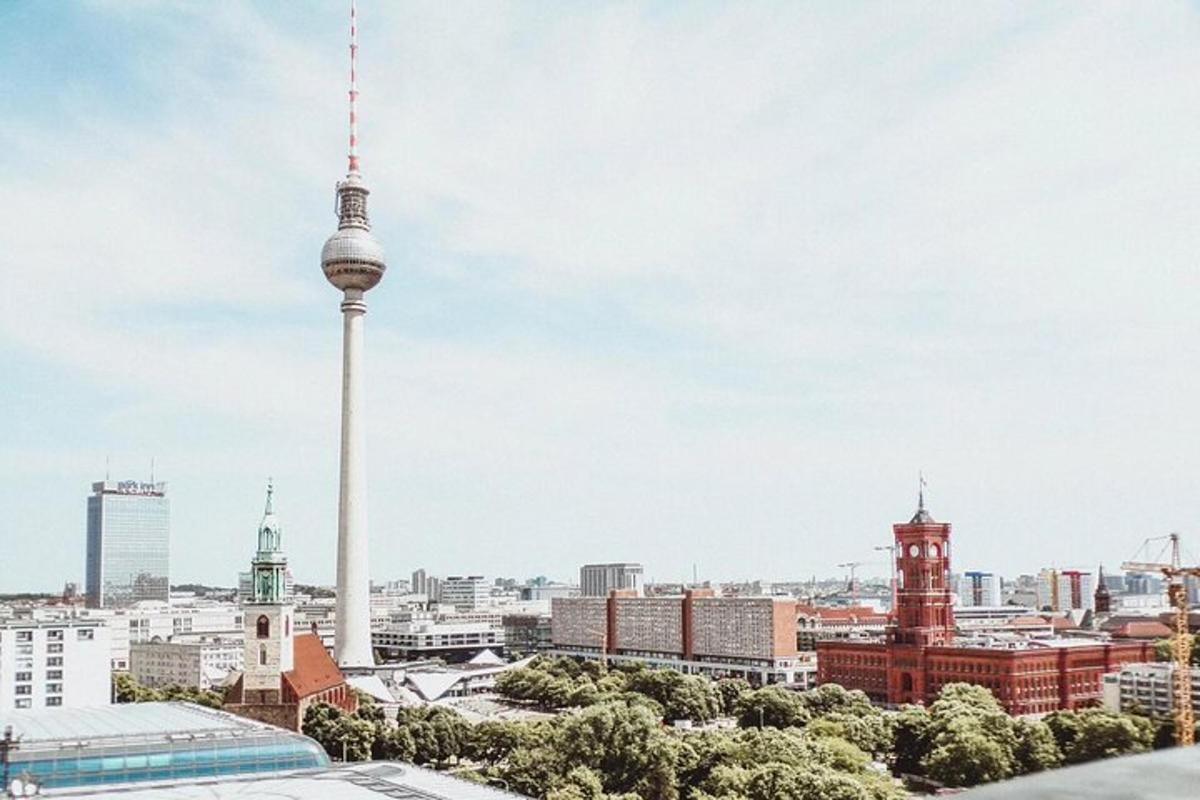 una vista di una città con una torre della televisione