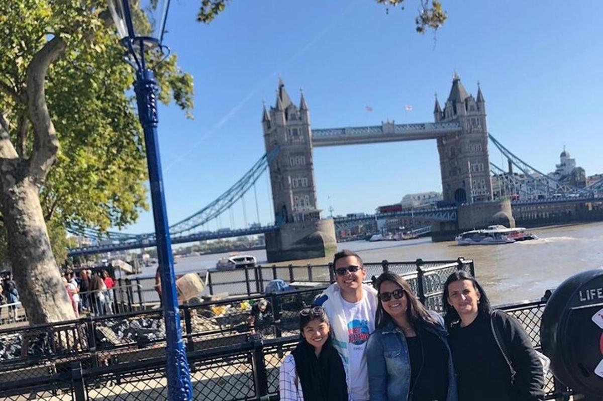 perekond poseerib Tower Bridge'i ees