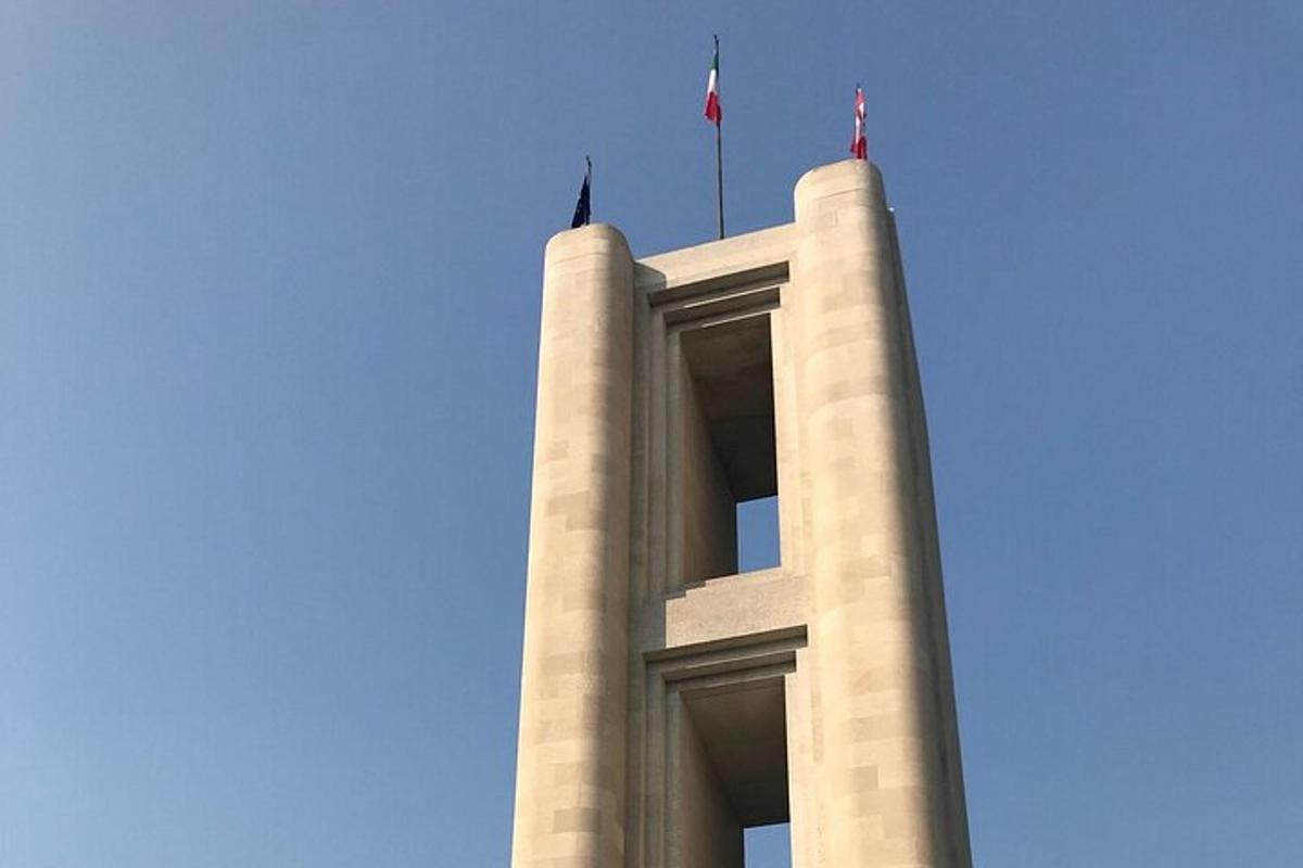 un edificio con due bandiere in cima