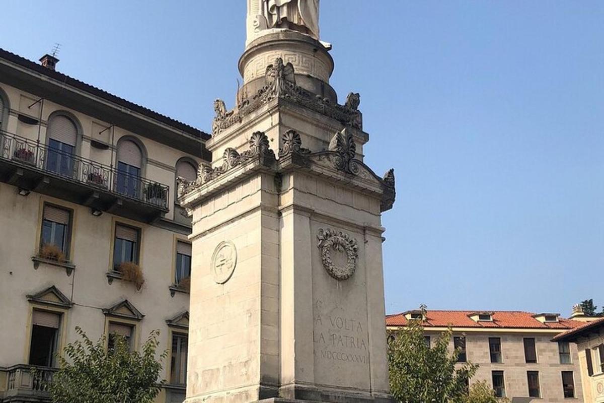 un'alta torre dell'orologio di fronte a un edificio