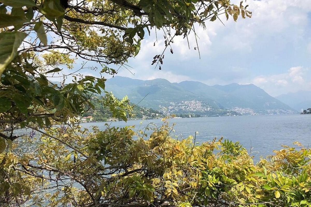 una vista di un grande specchio d'acqua con montagne