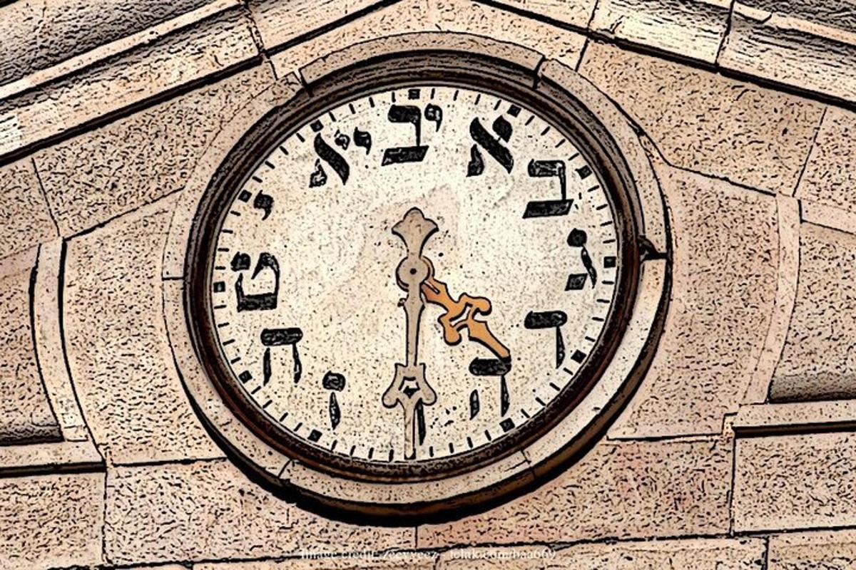 un reloj en el costado de un edificio