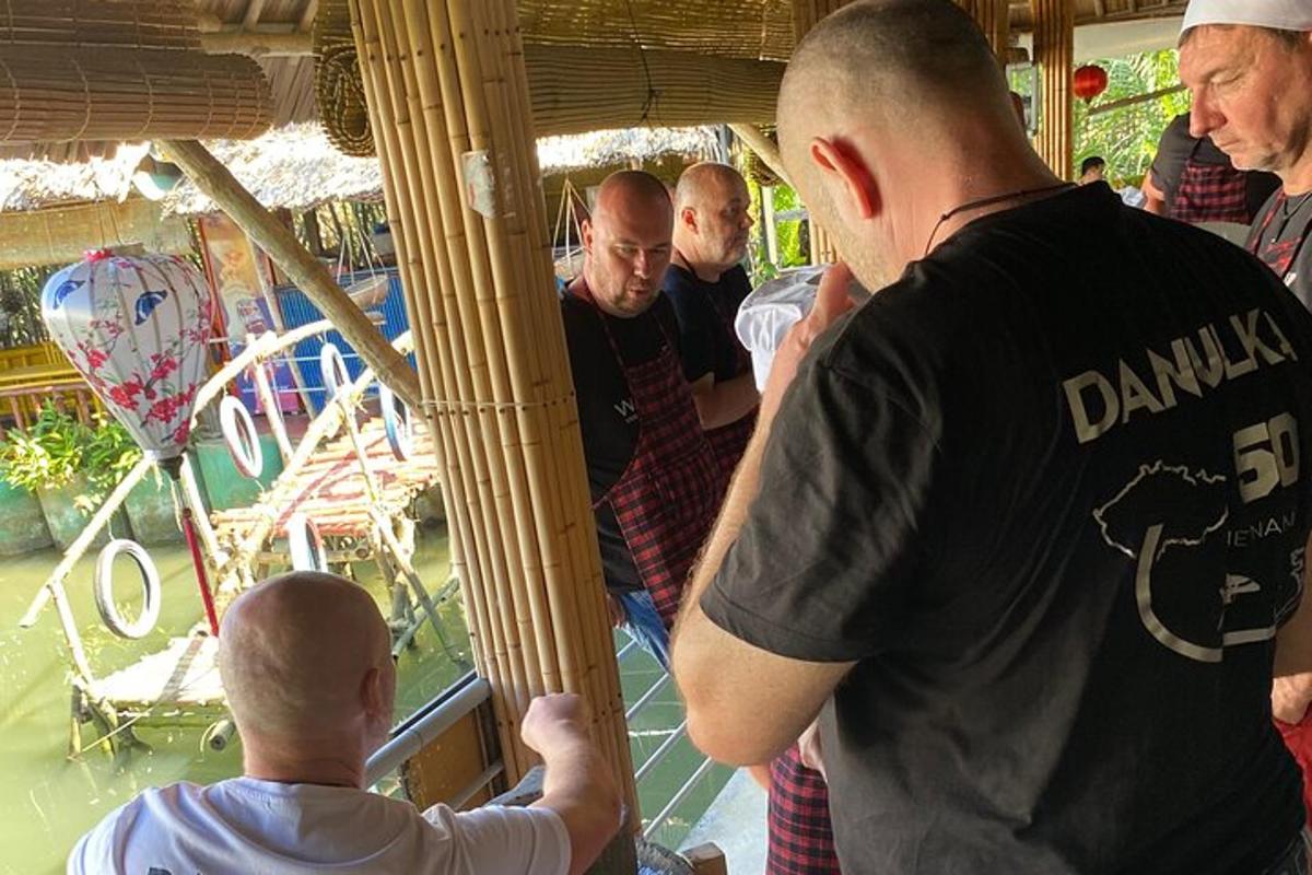 hópur karla stendur fyrir framan glugga