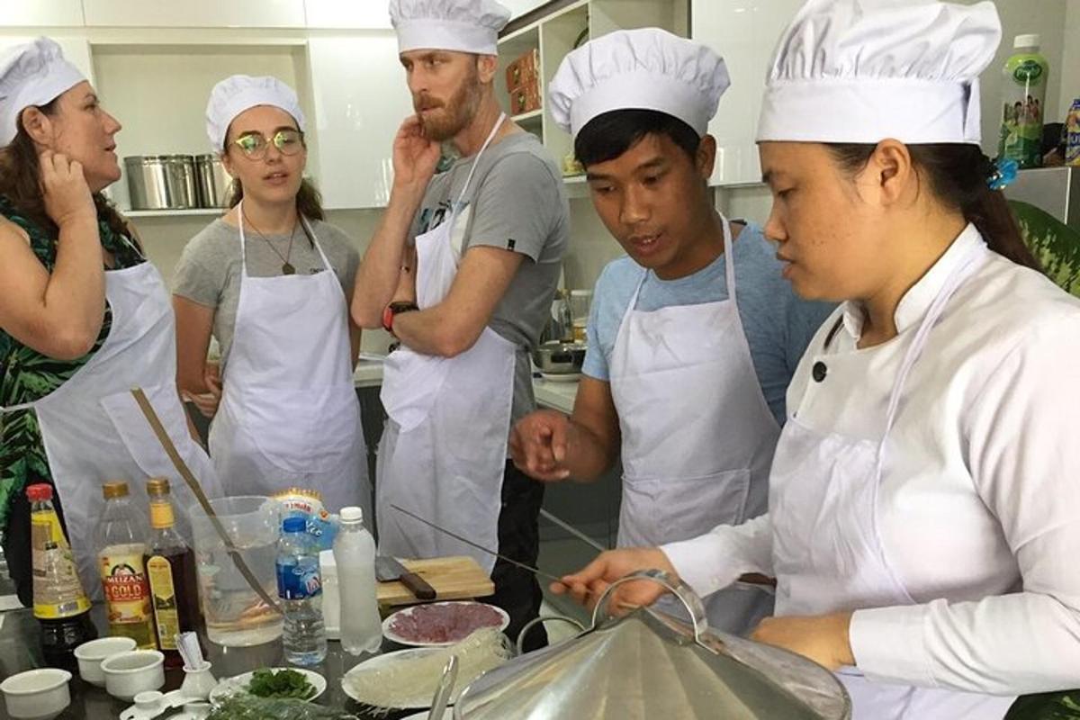 un grup de persones a la cuina preparant menjar