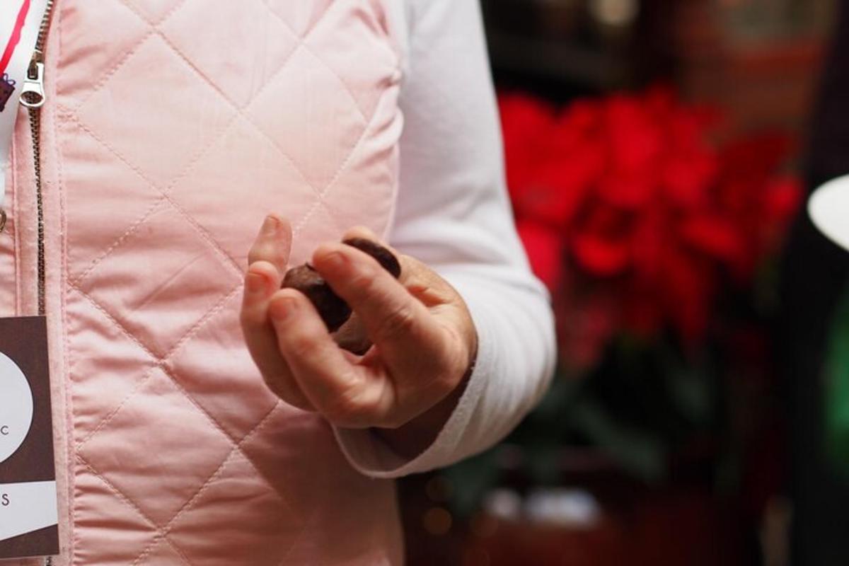 una persona amb una jaqueta rosa fent un gest d'aprovació amb el polze