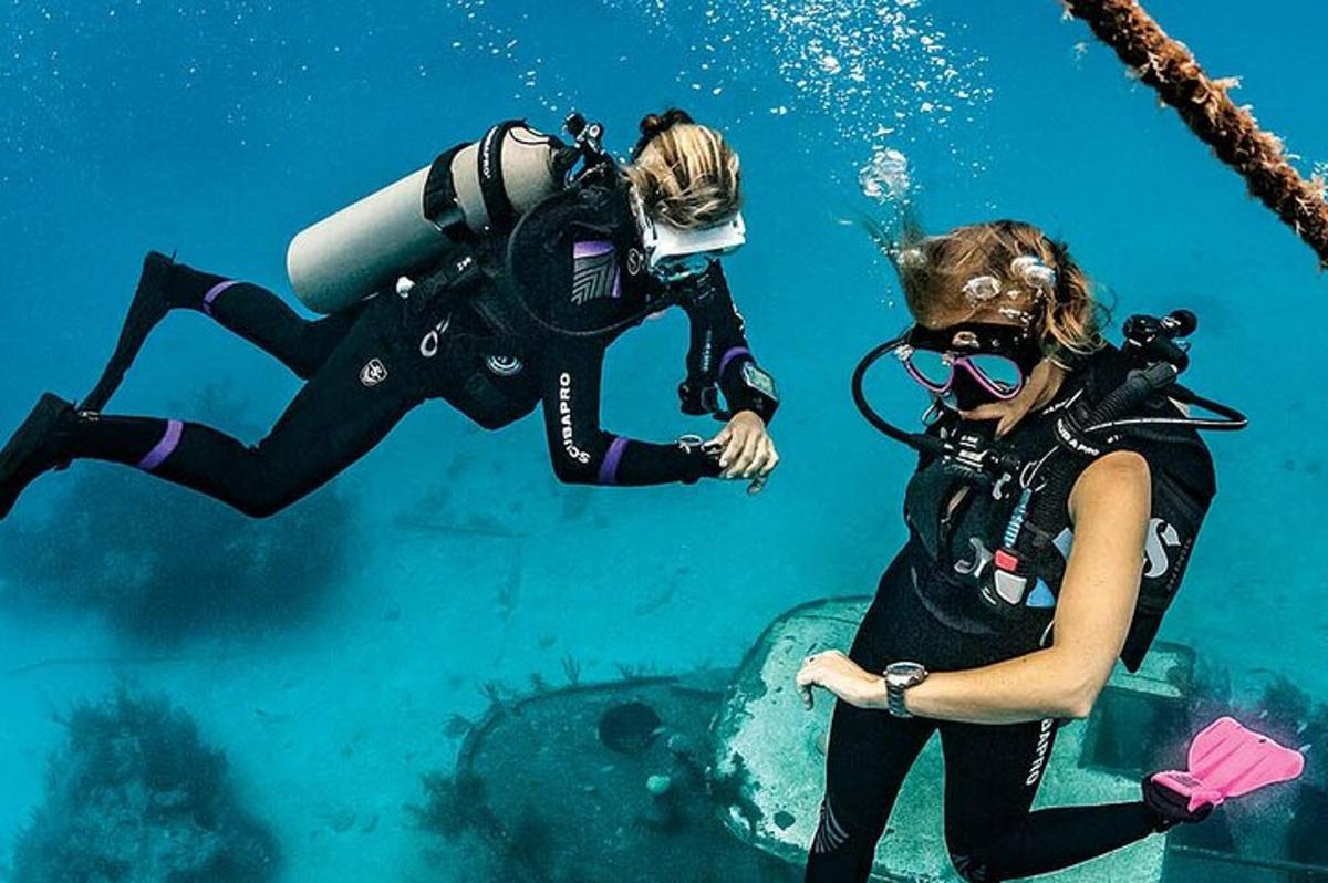 una subacquea con una macchina fotografica in acqua