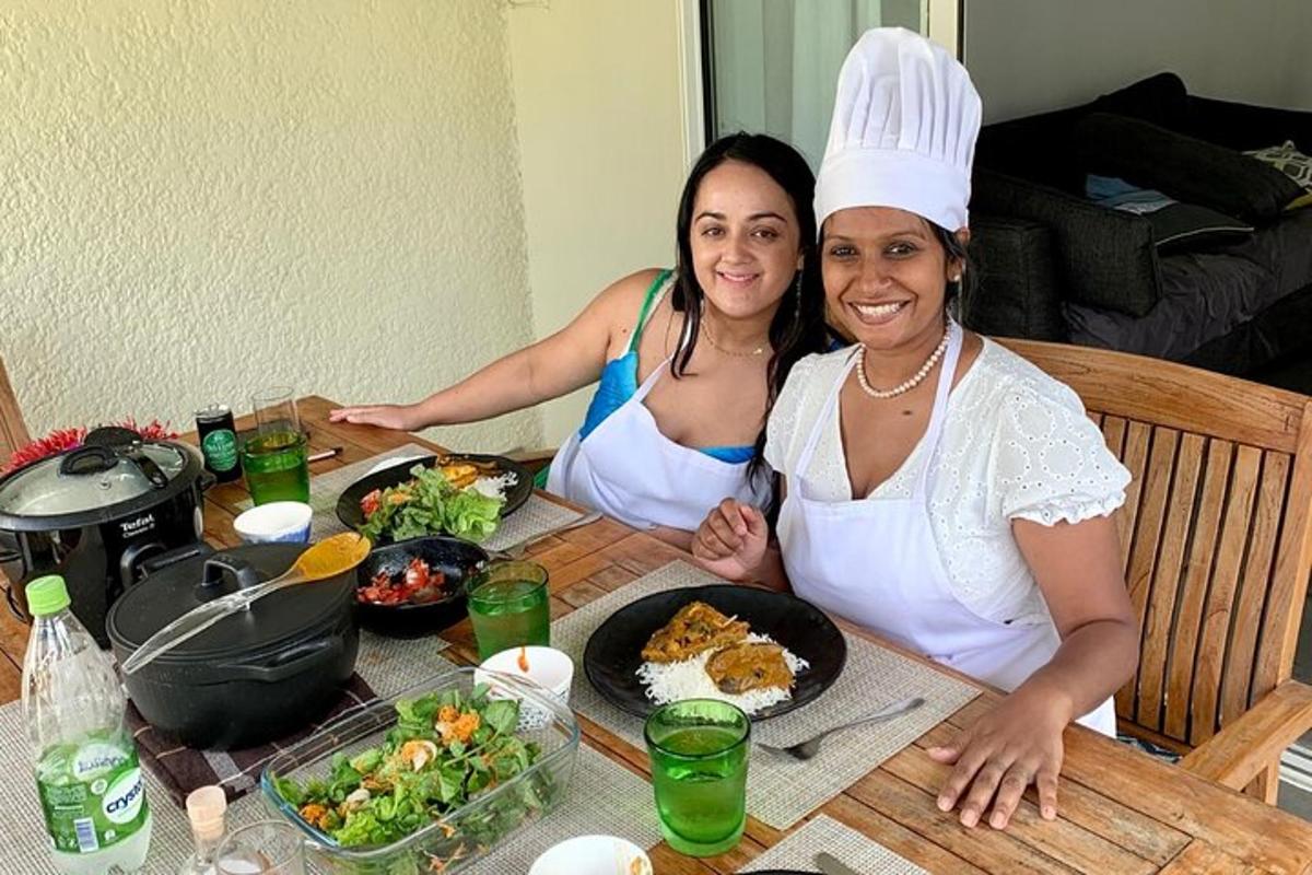 due donne sono sedute a un tavolo con del cibo