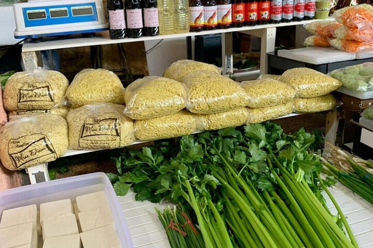 bir rafta ekmek ve sebzelerin sergilendiği bir mağaza