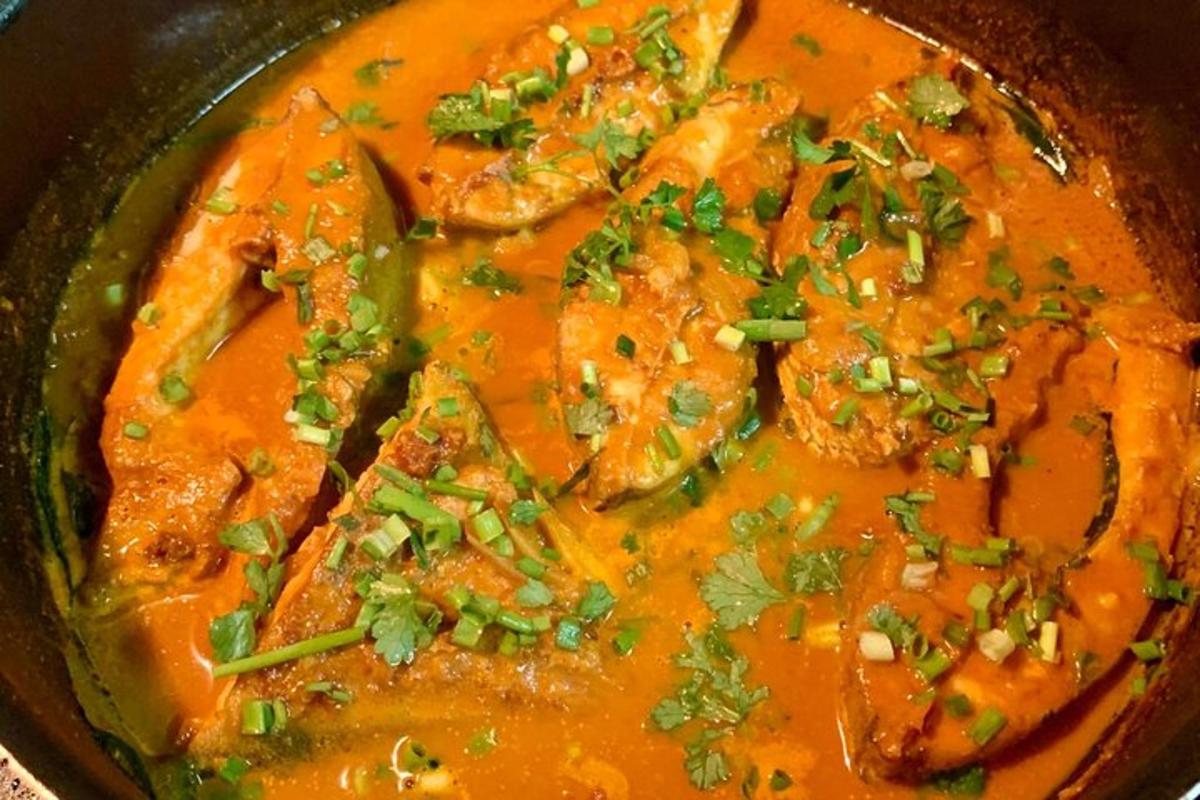 una ciotola di zuppa con carne e verdure