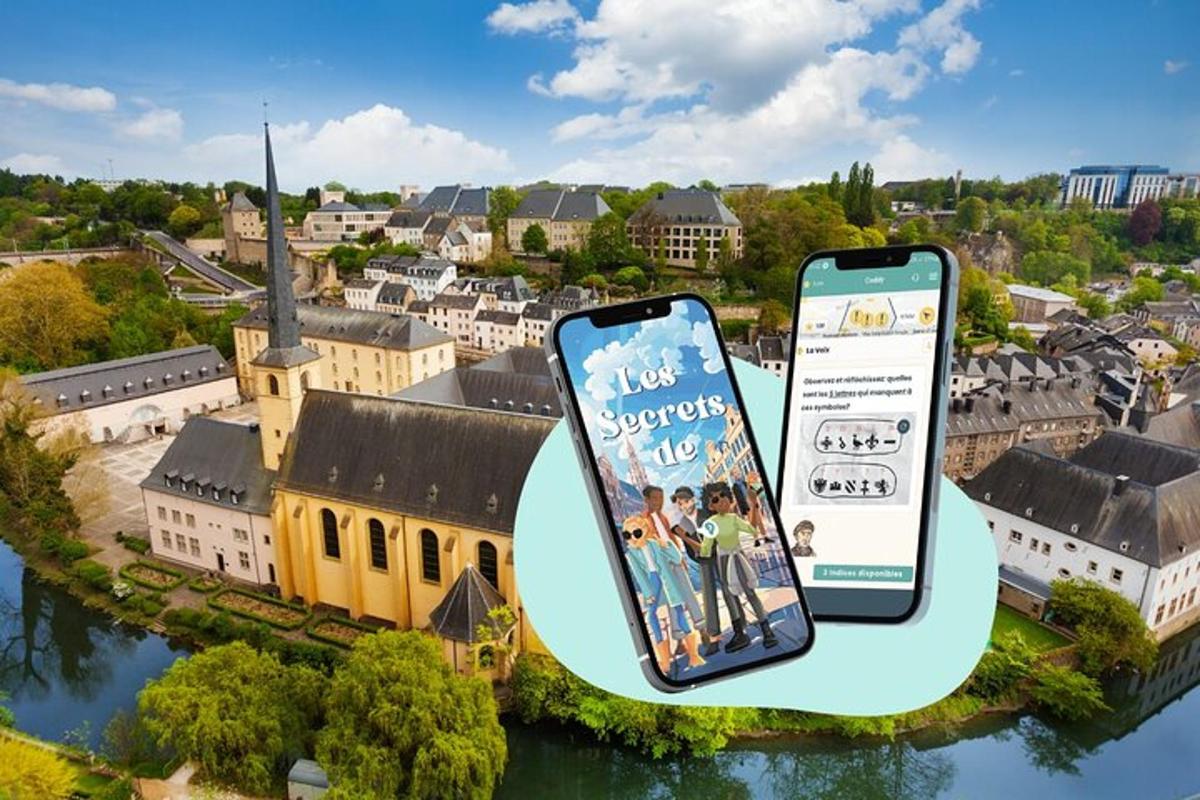 een mobiele telefoon bovenop een stad