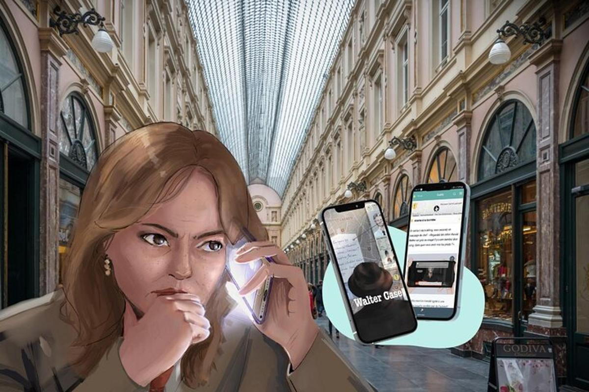 slika ženske, ki drži mobilni telefon