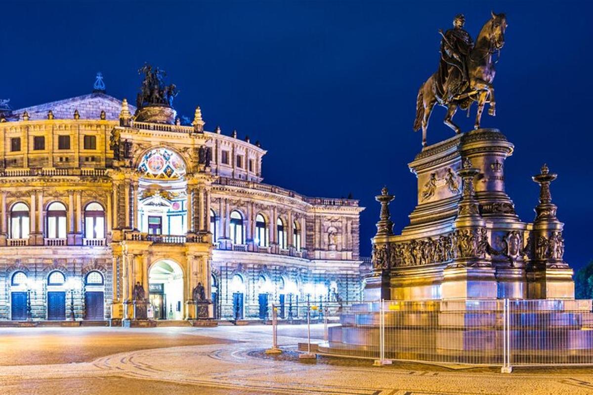 o clădire cu o statuie în fața ei