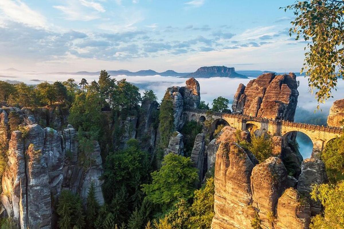 o vedere a unui lanț muntos cu un pod și stânci