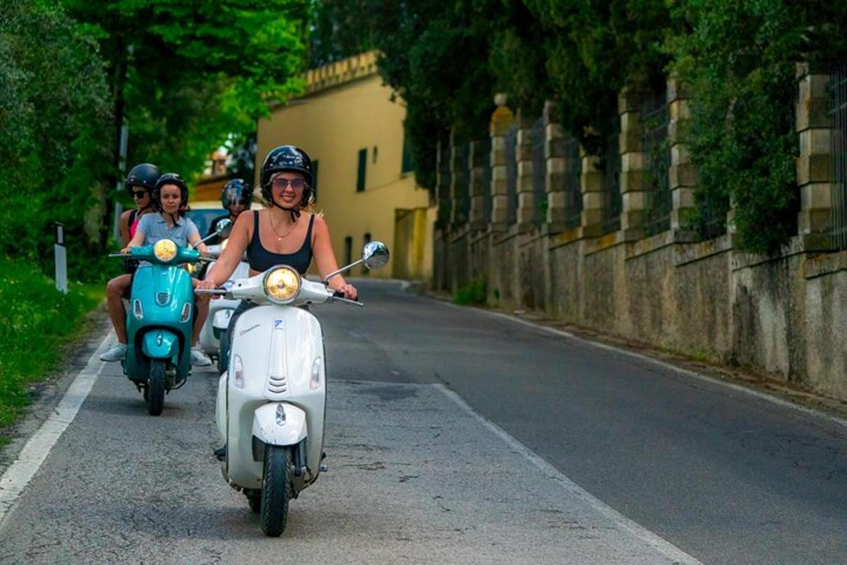un grup de oameni care merg pe trotinete pe o stradă