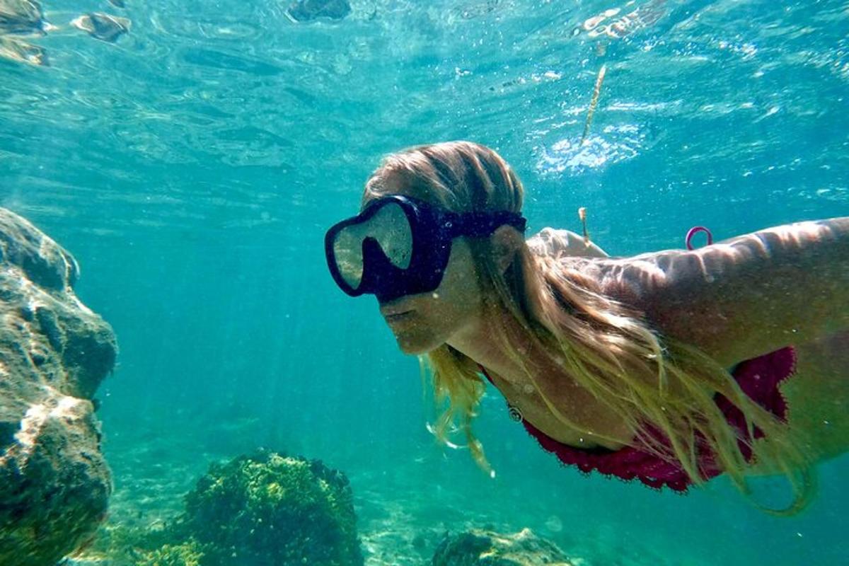 eine Frau im Wasser mit Schwimmbrille